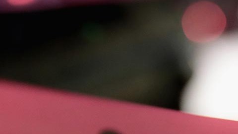 Un hombre dispara dentro de un almacén