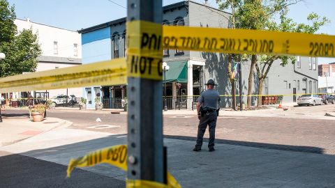 La adolescente se encontraba recargada en su automóvil