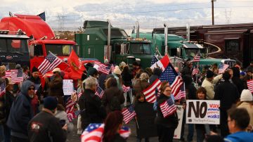 Hasta 1,000 camioneros se reúnen en California en el Convoy del Pueblo que se dirige a D.C.