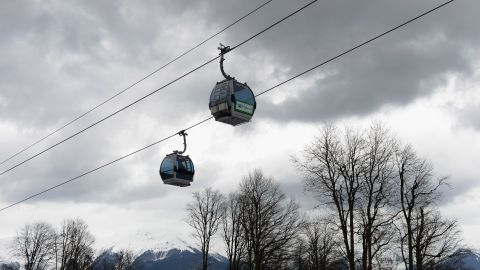 Hombre de California sobrevive a una caída de 75 pies desde un teleférico sin un rasguño