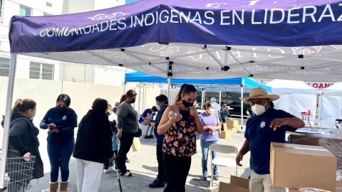 La organización CIELO entrega alimentos a las personas en el sur de LA.