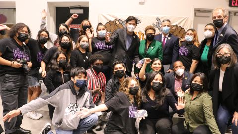 Jóvenes con los candidatos a la alcaldía de Los Ángeles.