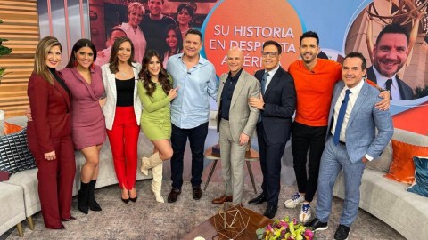 Víctor Santiago, productor general de 'Despierta América', junto a sus talentos