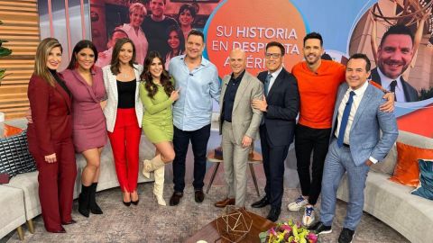 Víctor Santiago, productor general de 'Despierta América', junto a sus talentos