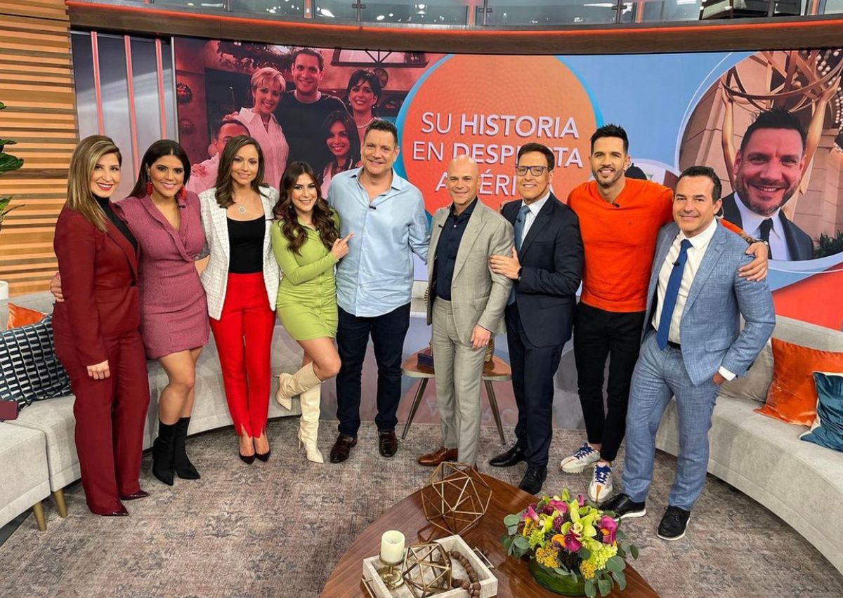 Víctor Santiago, productor general de 'Despierta América', junto a sus talentos.