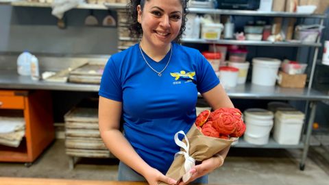 Deanna Ductoc muestra el ramo de conchitas de corazón y rosas. (Araceli Martínez/La Opinión)