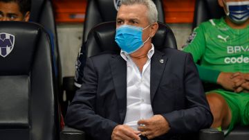 Fanáticos piden la renuncia del entrenador Javier Aguirre.