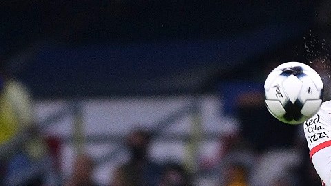Sebastián Cáceres disputando un balón frente a Franco Troyansky del Atlas.
