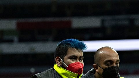 Hirving Lozano sufrió una lesión en su hombro con México.