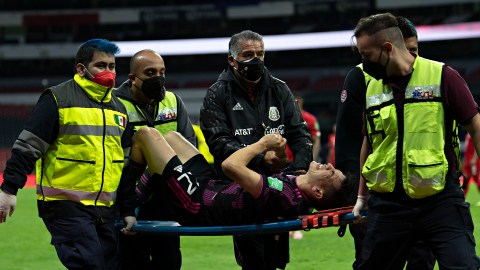 Hirving Lozano sale en camilla durante el partido contra Panamá, correspondiente a la fecha 11 del Octagonal de Concacaf