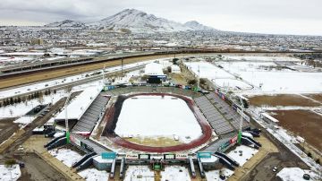 El estadio Benito Juárez quedó cubierto por un manto de nieve tras las bajas temperaturas.