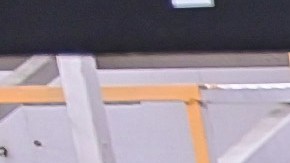 Jugadores de los Rayos del Necaxa se cambian las medias.