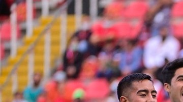 Avilés Hurtado celebra con sus compañeros tras anotar el gol de chilena.