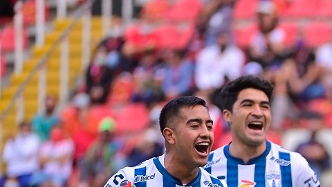 Avilés Hurtado celebra con sus compañeros tras anotar el gol de chilena.
