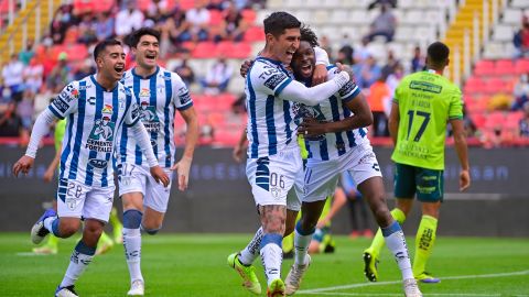 Avilés Hurtado celebra con sus compañeros tras anotar el gol de chilena.