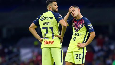 Jugadores del América durante el partido que perdieron 2-3 contra San Luis en el Estadio Azteca