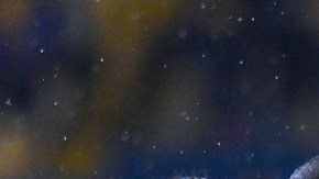 Juan Pablo Vigón es abrazado por sus compañeros tras su segundo gol en el partido.