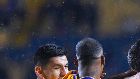 Juan Pablo Vigón es abrazado por sus compañeros tras su segundo gol en el partido.