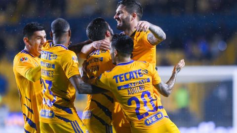 Juan Pablo Vigón es abrazado por sus compañeros tras su segundo gol en el partido.