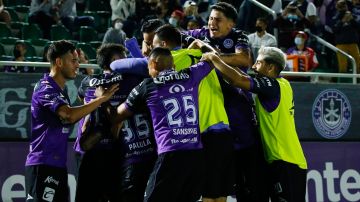 Los jugadores de Mazatlán celebran el segundo gol del partido.