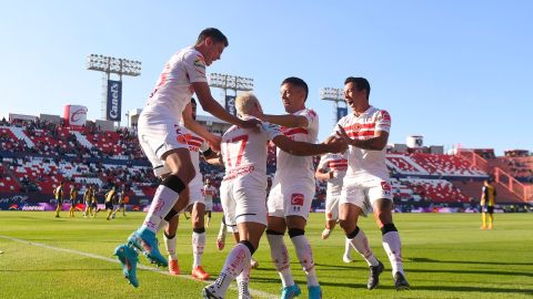 Camilo Sanvezzo celebra su gol con sus compañeros.