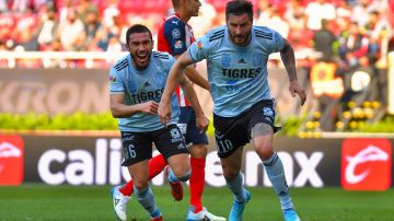 André-Pierre Gignac celebra su gol con los Tigres.