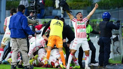 Los jugadores del Necaxa celebran el gol del triunfo al último minuto.