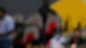 Nicolás Freire (P) y Julio Furch (A), luchan por un balón durante el partido.