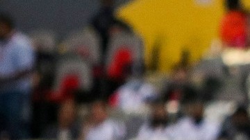 Nicolás Freire (P) y Julio Furch (A), luchan por un balón durante el partido.