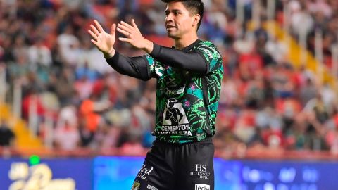 Víctor Dávila celebra el gol anotado de penal para León.