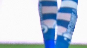 Jesús Angulo, de Chivas, se lamenta por la derrota de su equipo.