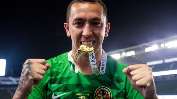 Agustín Marchesín, mostrando la medalla de Campeón de Campeones que obtuvo con América en la campaña 2018-19.