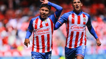 Javier Eduardo "Chofis" López y Alan Pulido en su etapa como jugadores de Chivas.