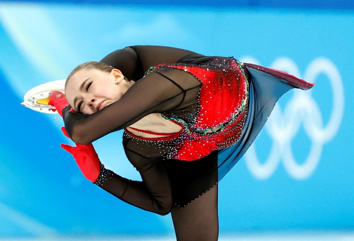 Valieva salió de la pista de patinaje llorando tras una mala participación que la dejó fuera del podio en la última prueba.