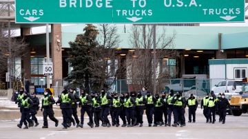 La policía canadiense se movilizó el sábado para retirar a los manifestantes que han interrumpido el comercio en el cruce fronterizo sobre el Puente Ambassador.