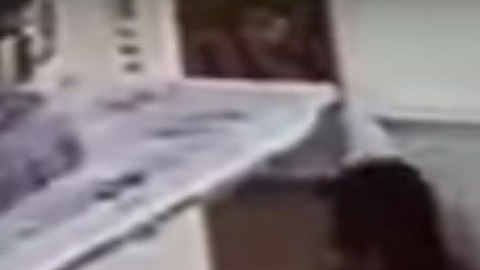 Cámaras captan a pareja de novios robando las limosnas de una iglesia.
