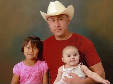 Luis Manuel García junto a sus hijas. (Suministrada)