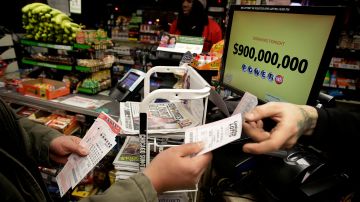 Maestro jubilado gana más de $100,000 dólares en la lotería con los números de cumpleaños de sus hijos