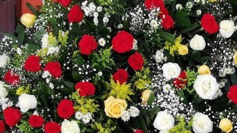 Mayo Zambada, líder del Cártel de Sinaloa, envía corona de flores monumental a funeral de sacerdote.
