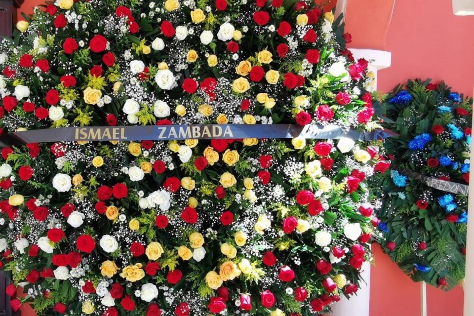 Mayo Zambada envía corona de rosas al funeral del padre Chilo, amigo del  Chapo - La Opinión
