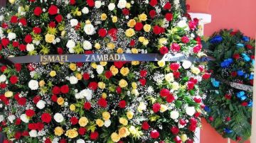 Mayo Zambada, líder del Cártel de Sinaloa, envía corona de flores monumental a funeral de sacerdote.