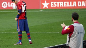Lionel Messi vistiendo la camiseta de Newells en un partido del Barcelona.
