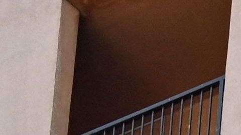 Misil ruso impacta un edificio de departamentos en los alrededores de Kiev, dejando seis heridos y 80 personas evacuadas