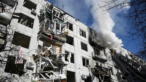 Misiles rusos bombardean ciudades en Ucrania causando cientos de muertos en primer día de invasión