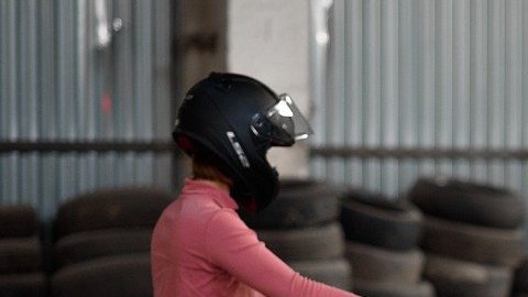 Mujer de California muere al caer desde el tercer piso de un estacionamiento durante una clase de motocicleta