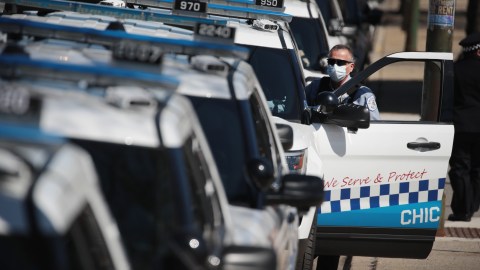 Mujer de Chicago arrestada por romper fotografía de policía asesinada de su monumento