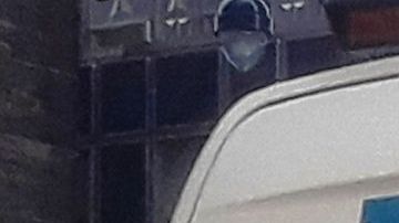 El ataque armado contra un oficial fue mientras éste se encontraba fuera de servicio.