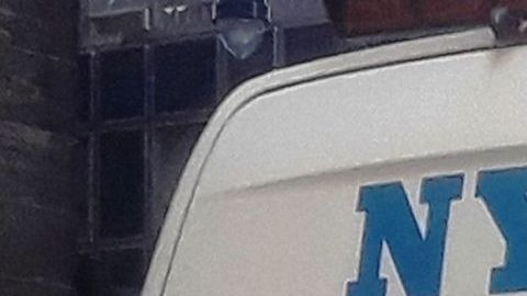 El ataque armado contra un oficial fue mientras éste se encontraba fuera de servicio.