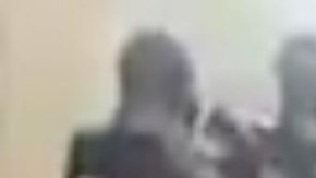 Supuestos miembros de las autodefensas detienen e interrogan a un sicario.