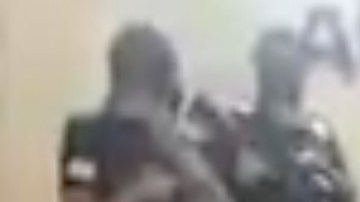 Supuestos miembros de las autodefensas detienen e interrogan a un sicario.